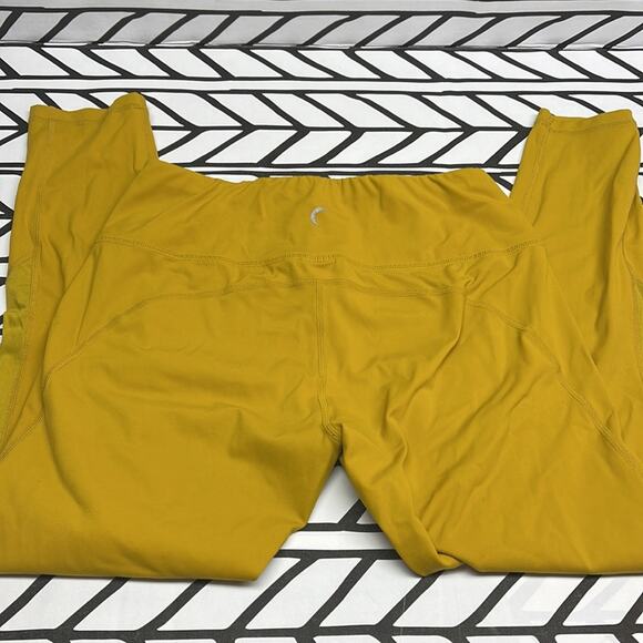 ZYIA mid rise Capri leggings with sheer panels - Picture 2 of 6